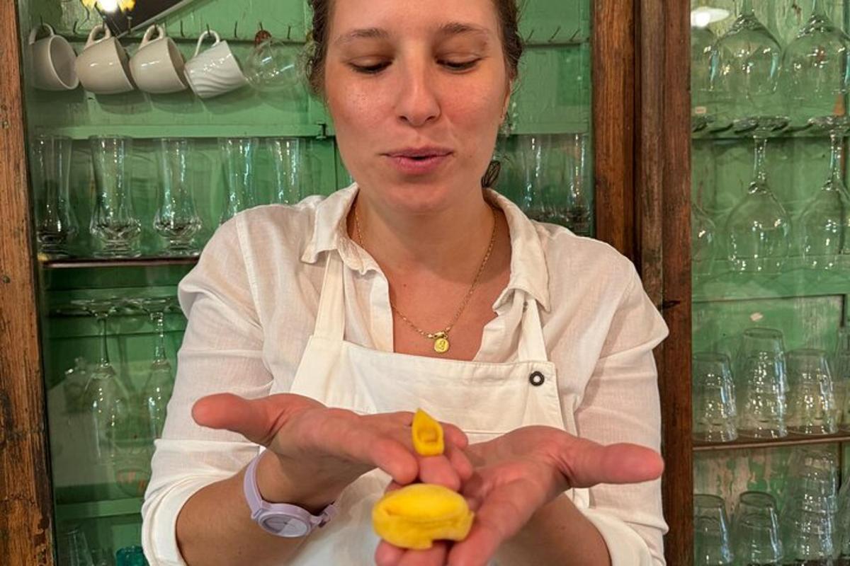 elinde sarı bir ördek tutan bir kadın