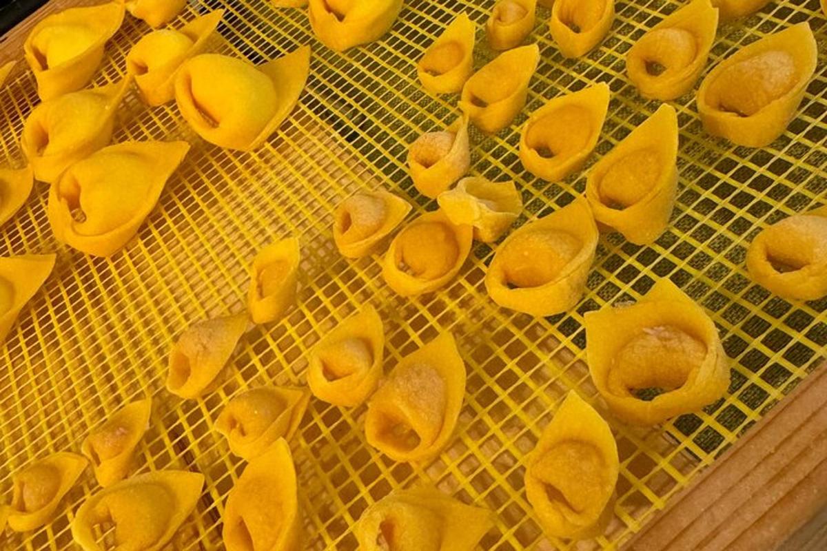 rak logam dengan makanan kuning di atasnya