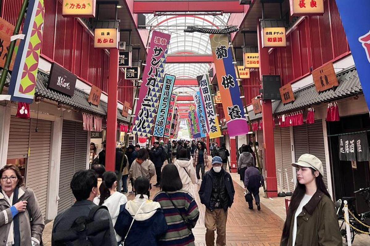 una folla di persone che camminano in un centro commerciale