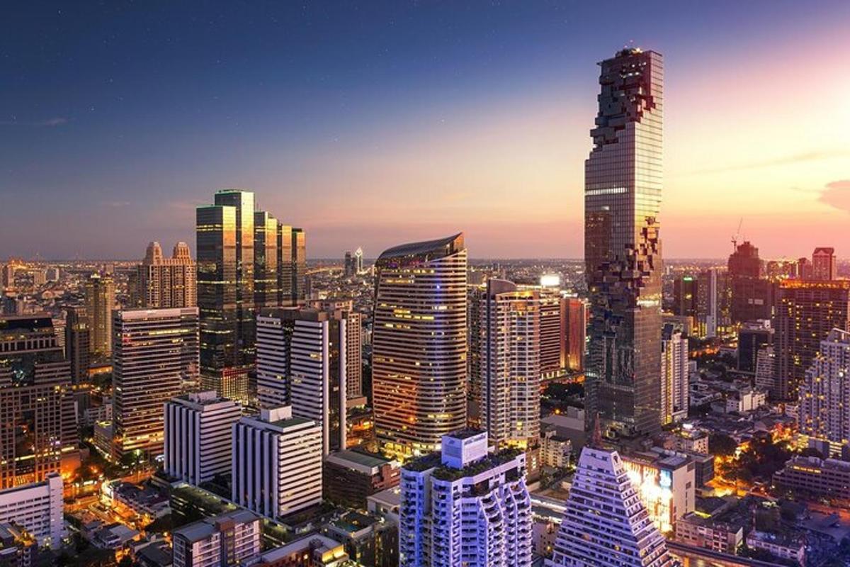 una vista di una città con edifici alti