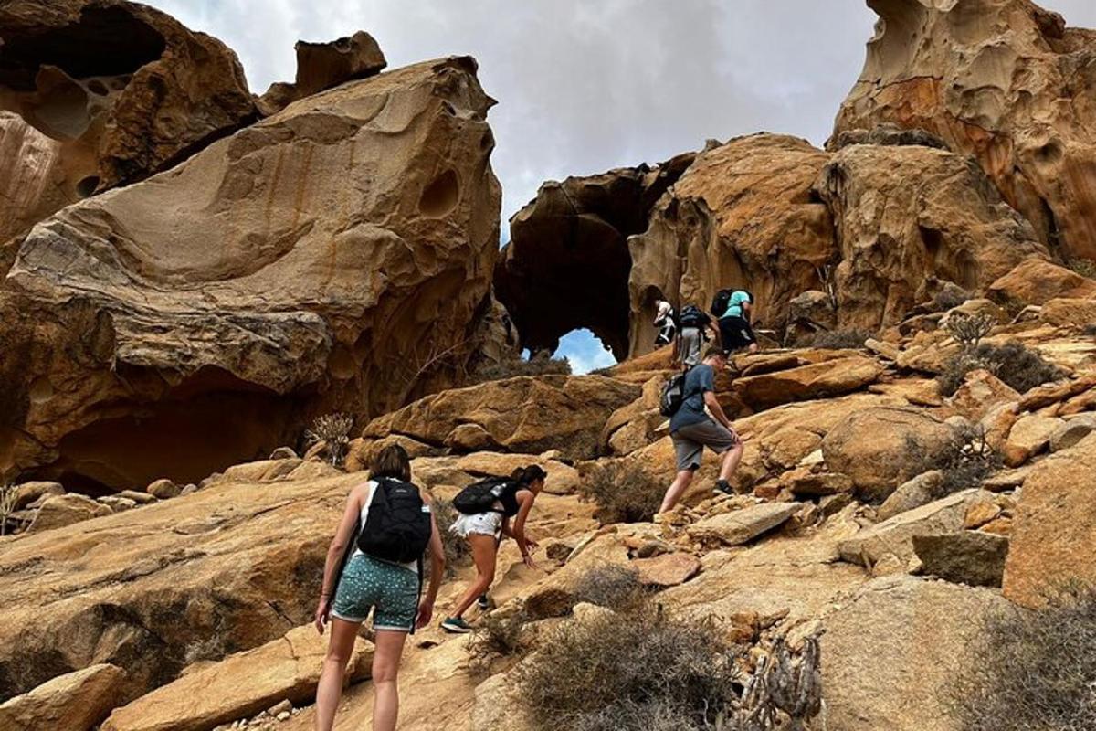 un gruppo di persone che fa un'escursione su una montagna rocciosa