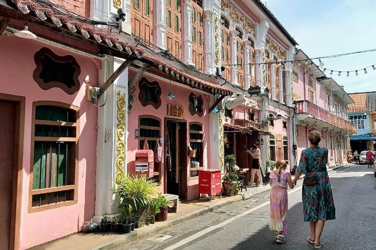 une femme et un enfant marchant dans la rue