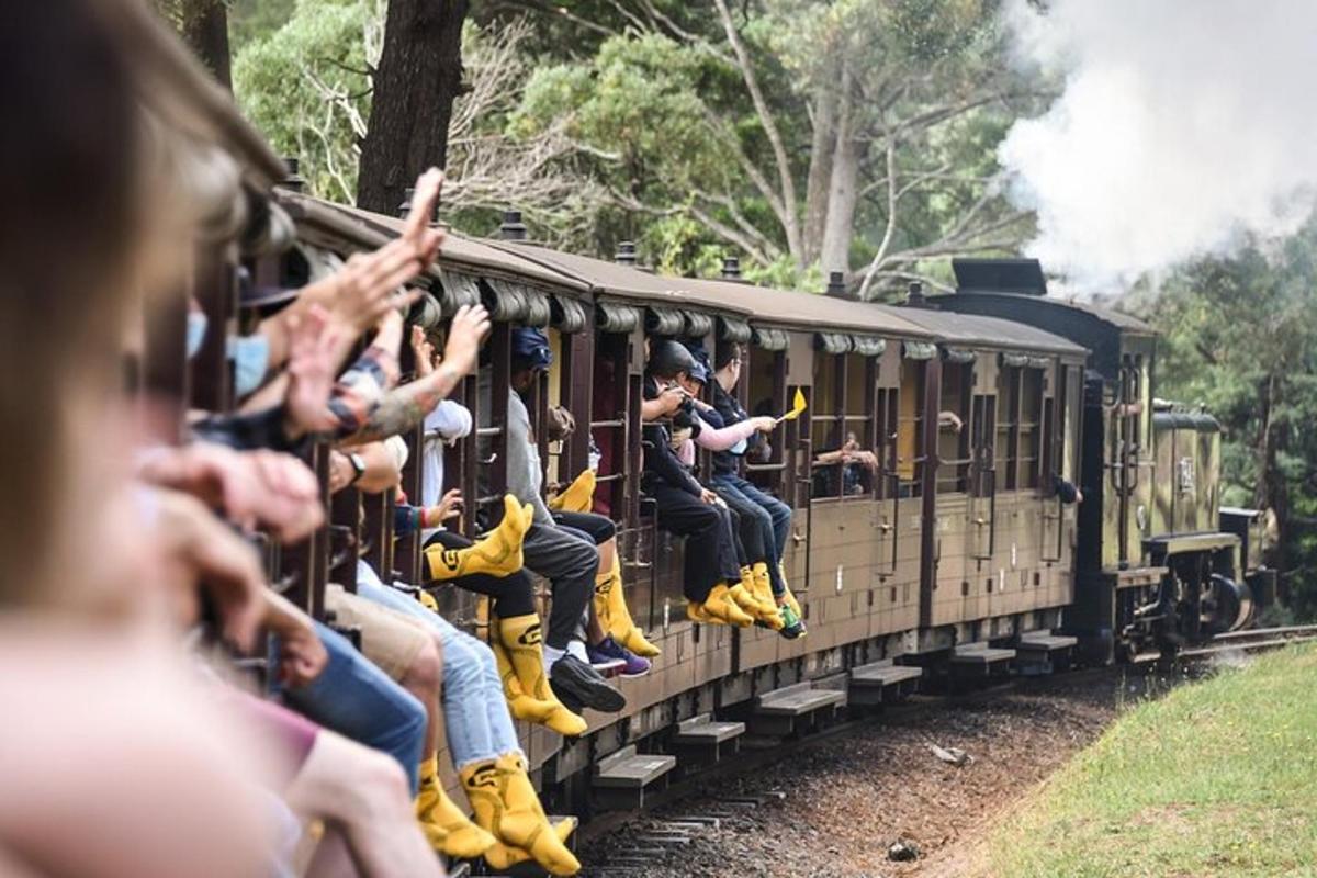 μια ομάδα ανθρώπων που ταξιδεύουν με τρένο