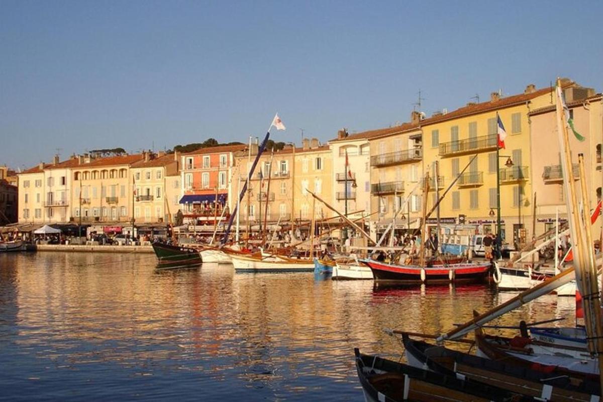 un gruppo di barche ferme in acqua vicino agli edifici