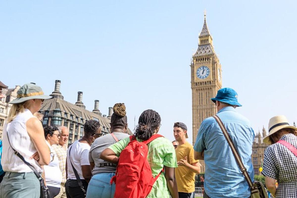 um grupo de pessoas em pé em frente ao Big Ben
