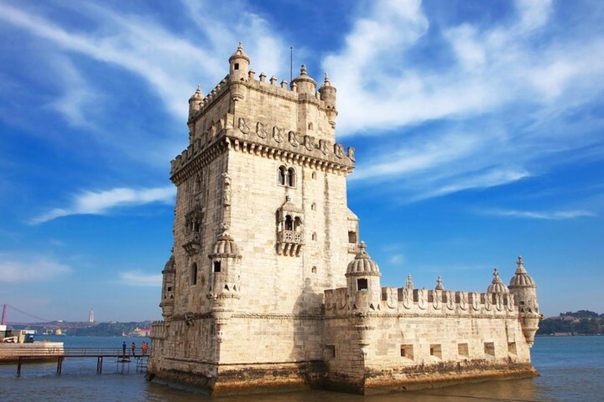 una gran torre blanca a l'aigua amb un cel