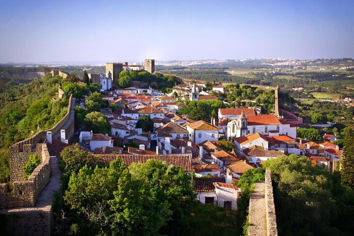 un poble en un turó al costat d'una muralla