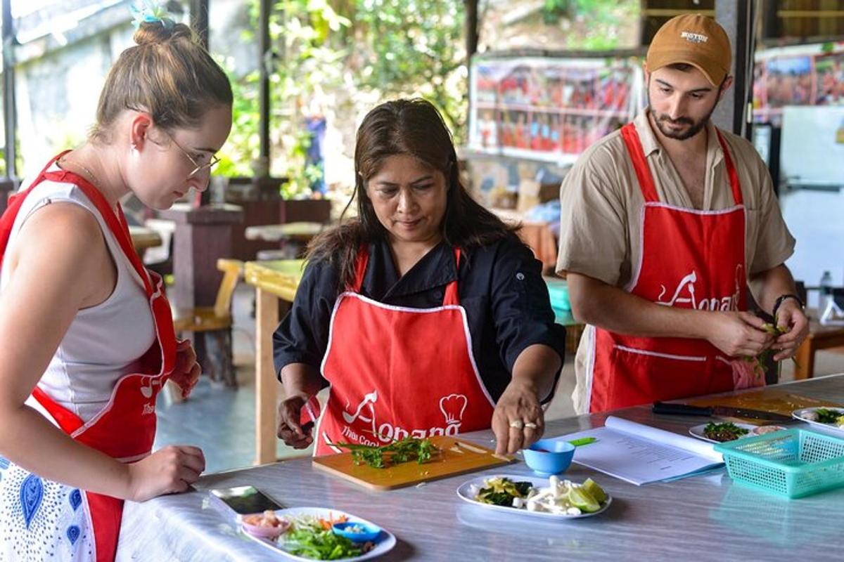 sekumpulan orang berdiri mengelilingi meja menyediakan makanan