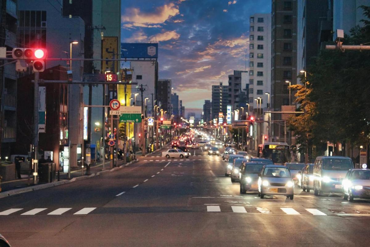 a city street filled with lots of traffic at night