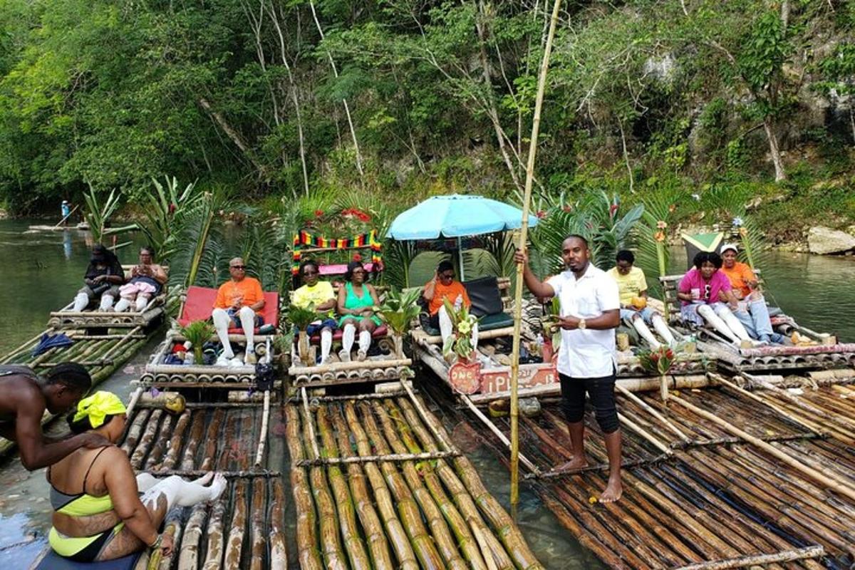 un grup de persones en una bassa de bambú a l'aigua