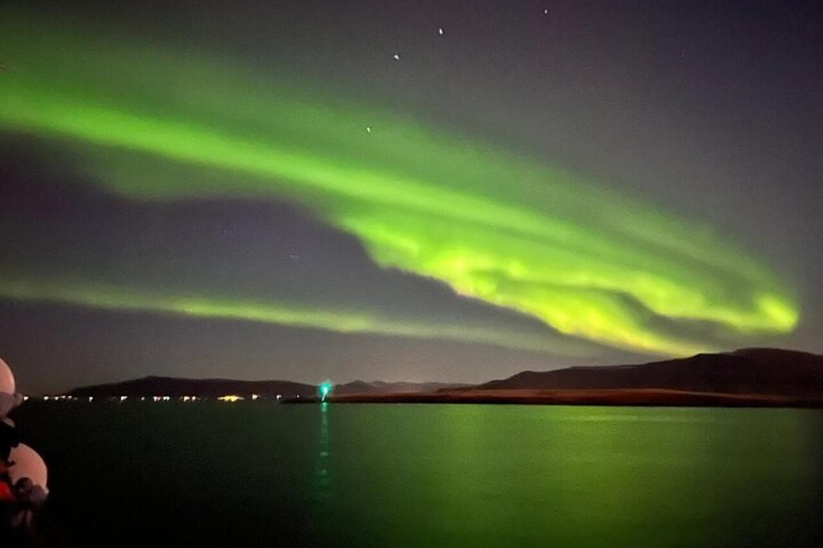 uma aurora no céu sobre um corpo d'água