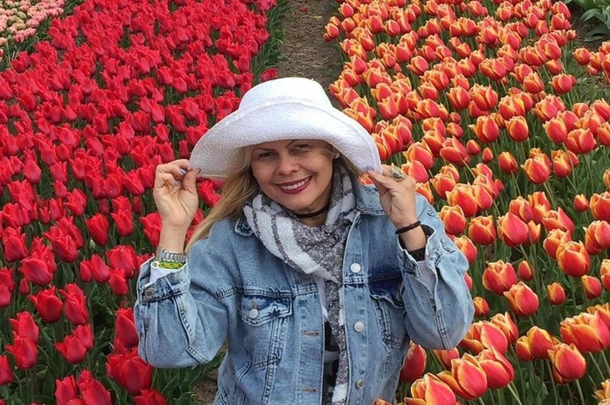 ženska s klobukom na polju tulipanov