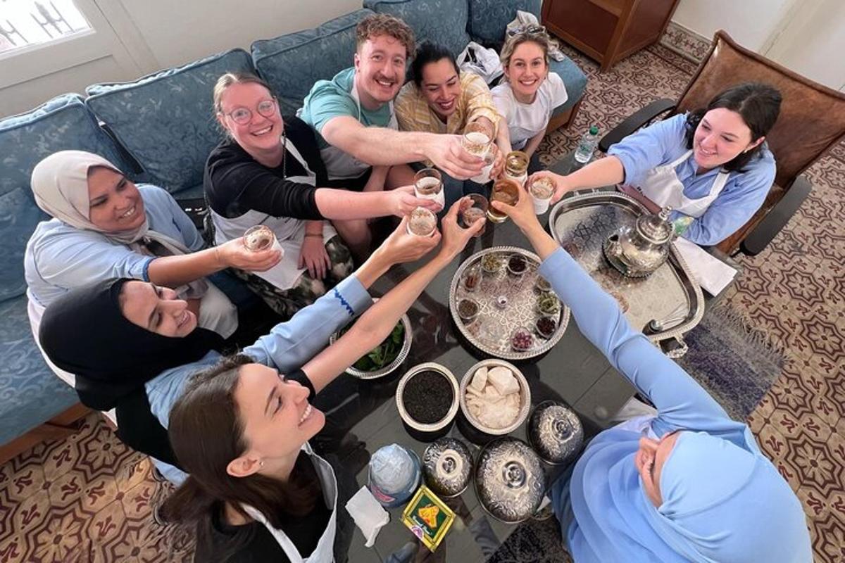 テーブルの周りに座ってワインを飲んでいる人々のグループ
