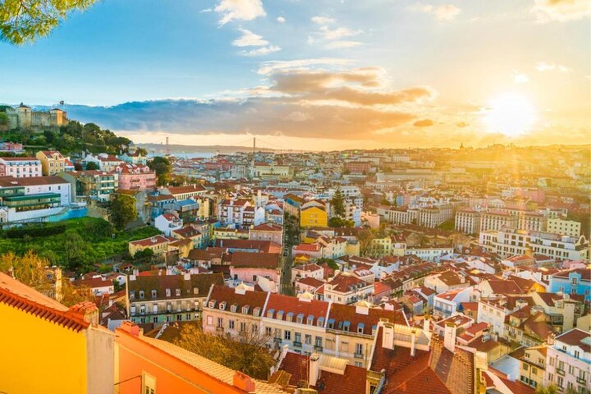 panorama města při západu slunce