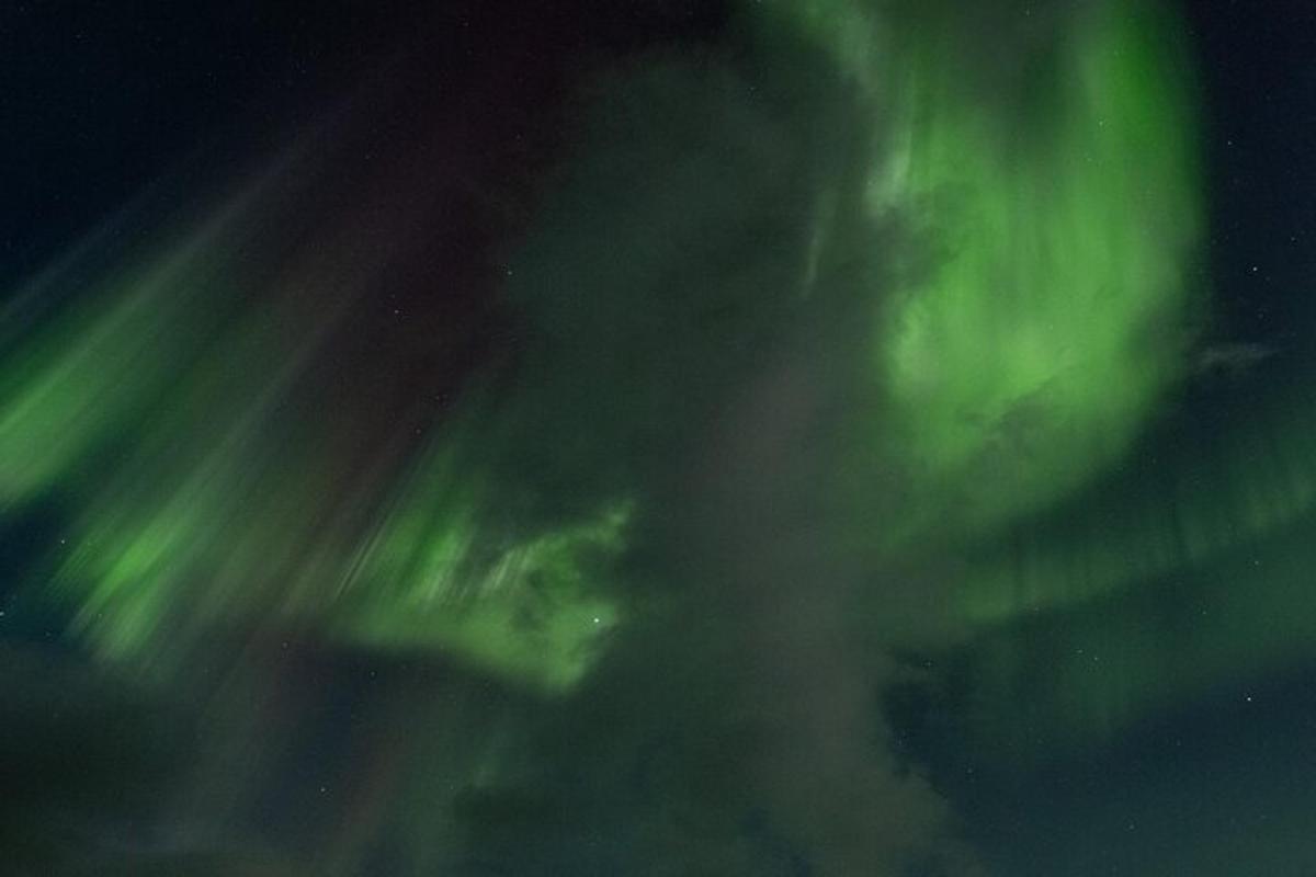 una imagen de la aurora boreal en el cielo