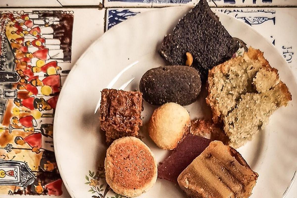 um prato com diferentes tipos de sobremesas em uma mesa