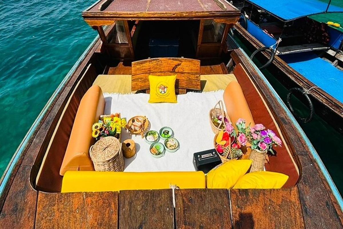 ein Tisch auf einem Boot im Wasser