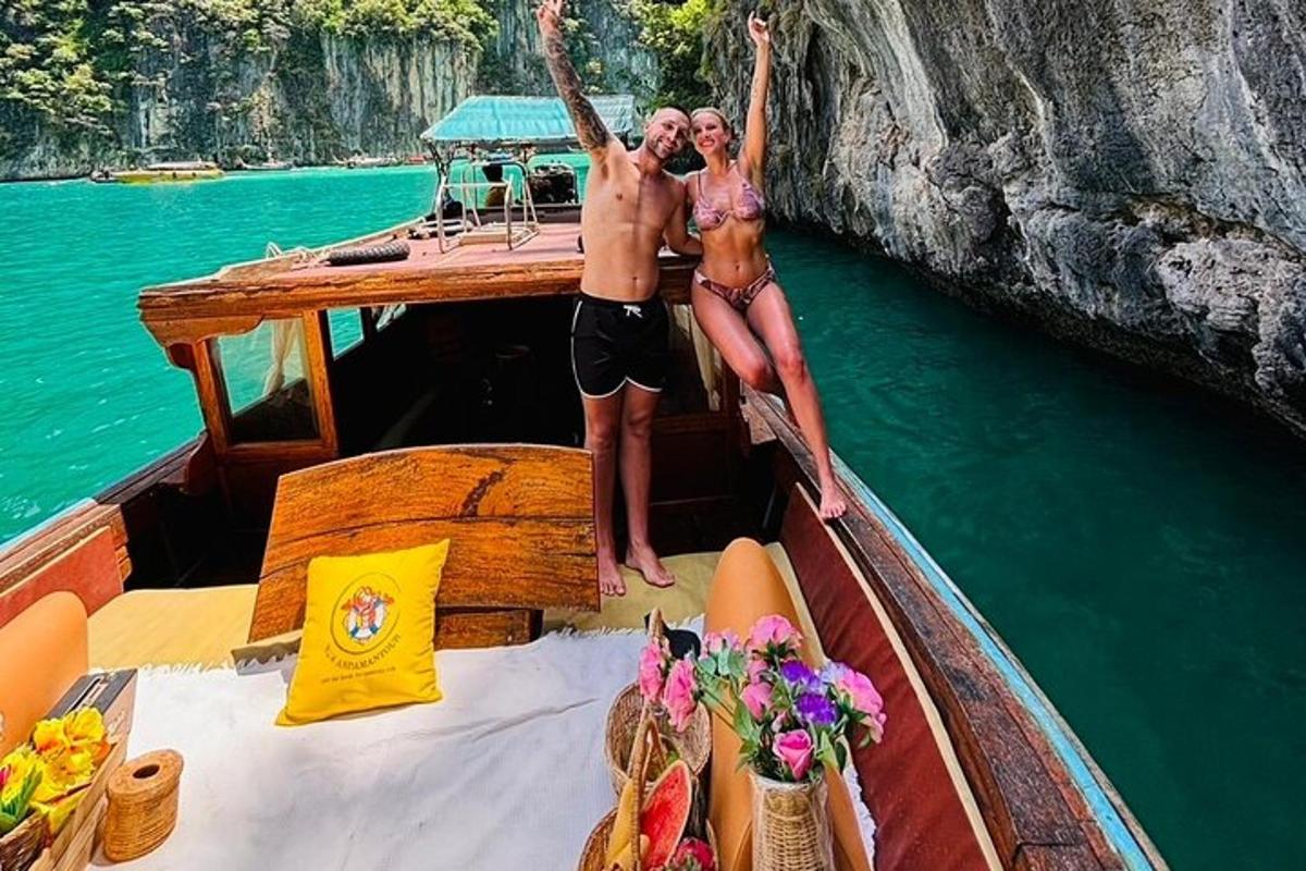 zwei Personen stehen auf einem Boot im Wasser