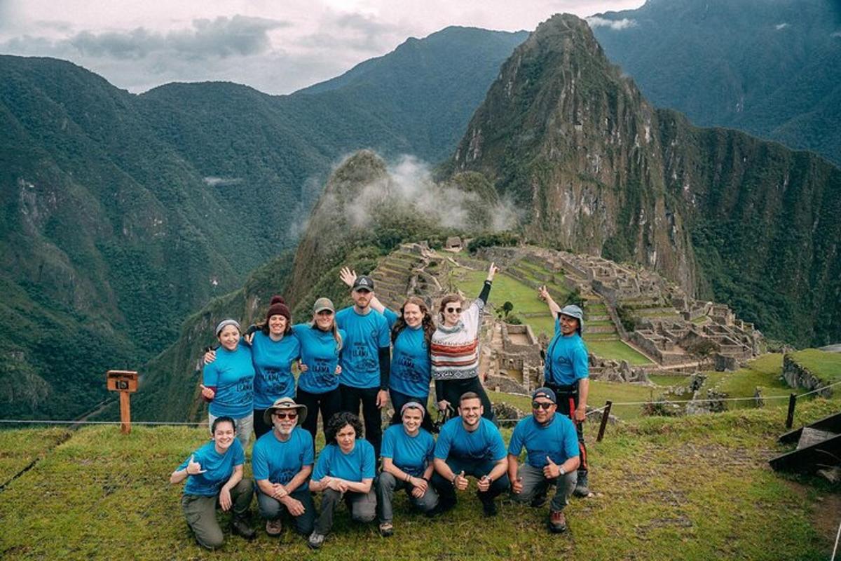 un gruppo di persone in piedi sulla cima di una montagna
