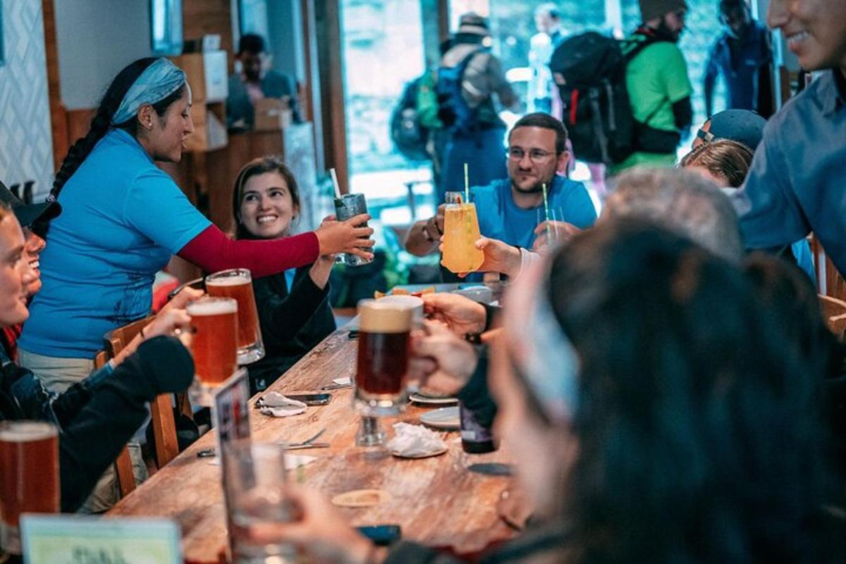 un gruppo di persone sedute attorno a un tavolo a bere birra