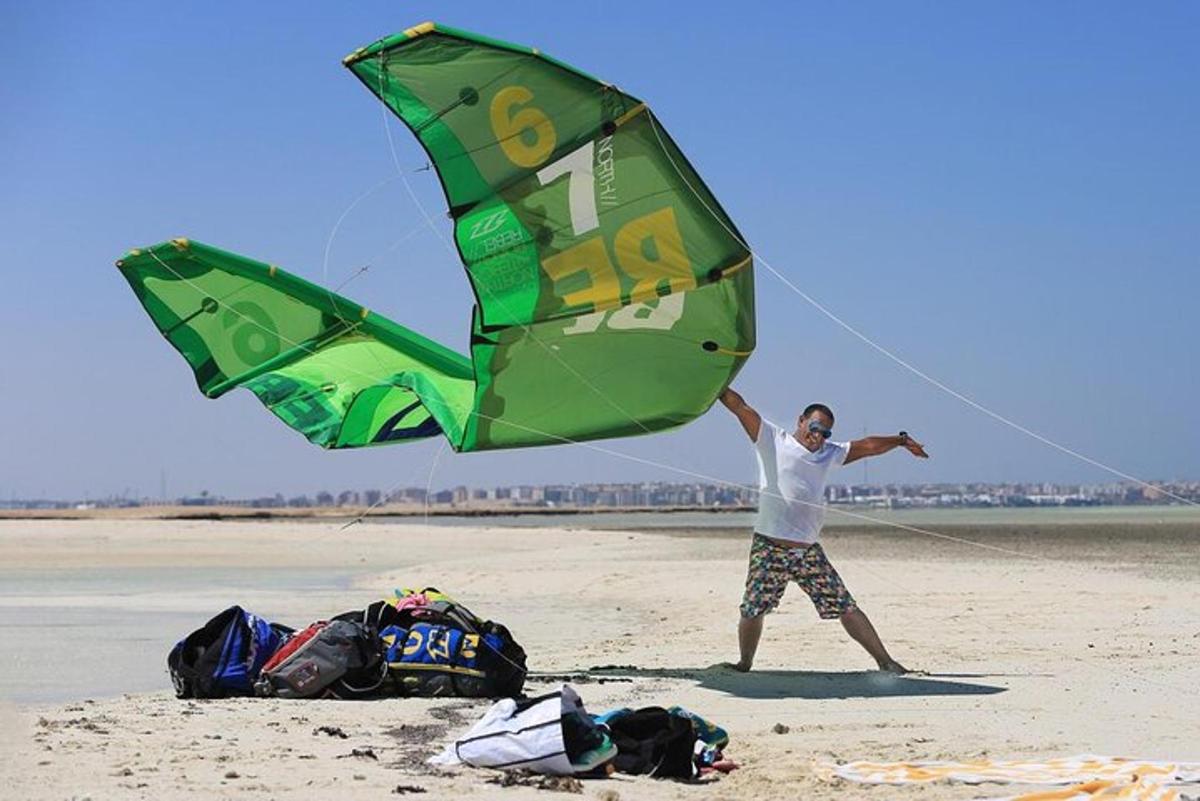 un uomo che fa volare un aquilone sulla spiaggia