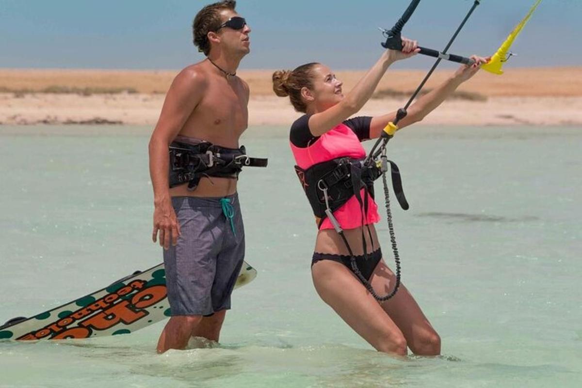 un uomo e una donna sono in piedi nell'acqua