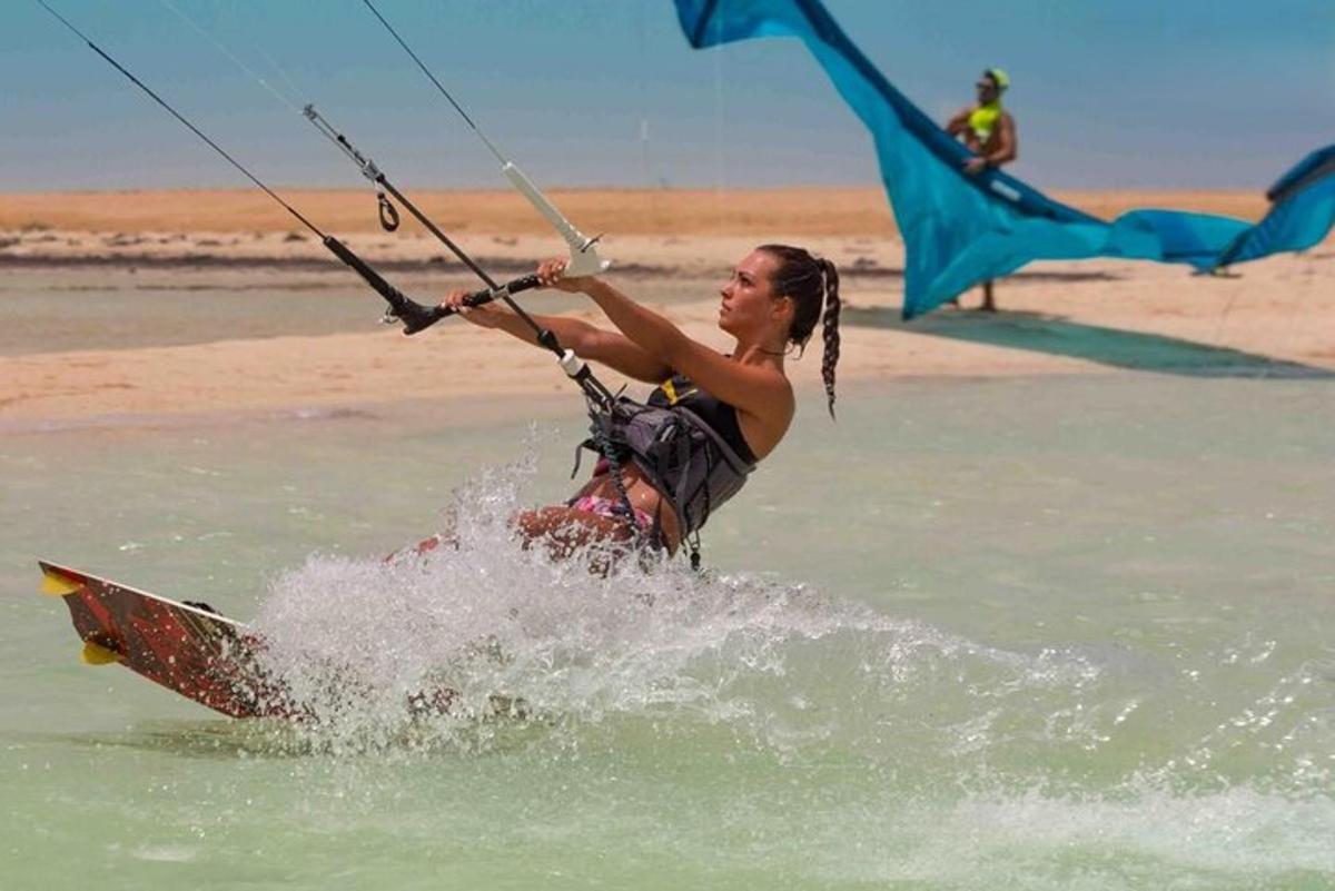 una donna su una tavola da surf in acqua