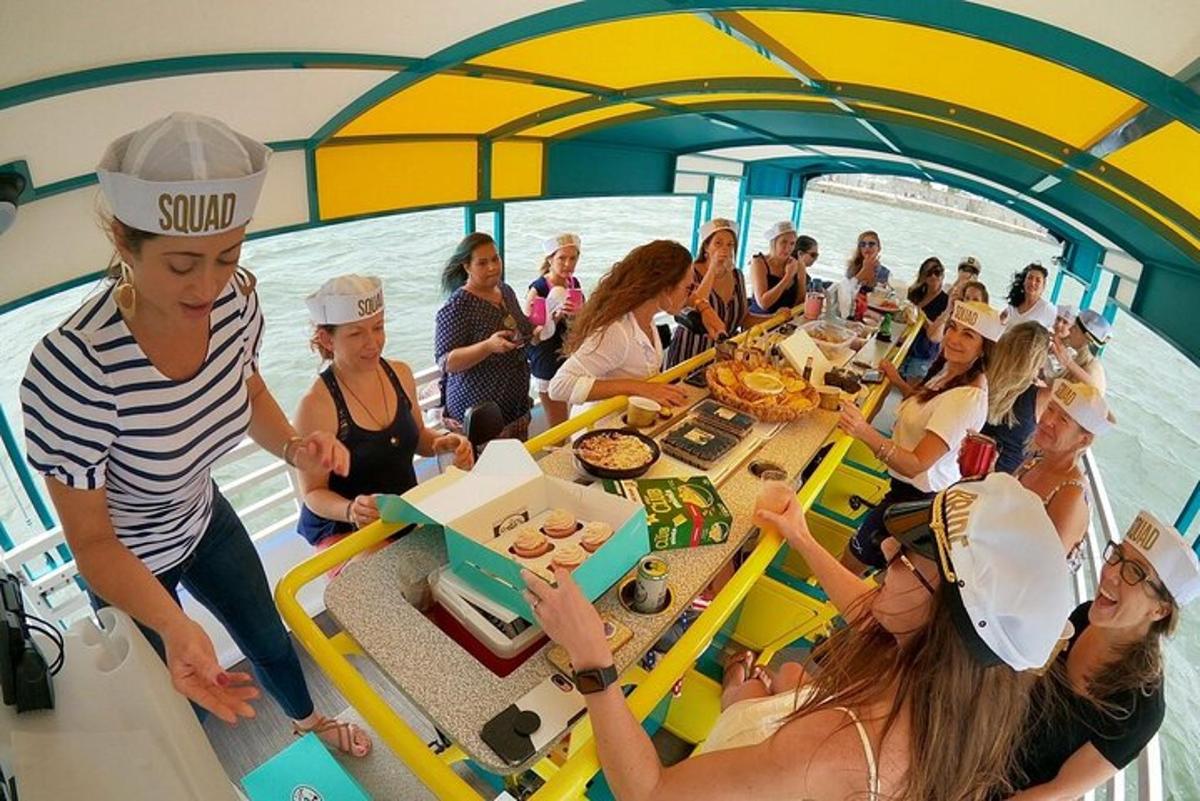 skupina lidí sedících kolem stolu na lodi