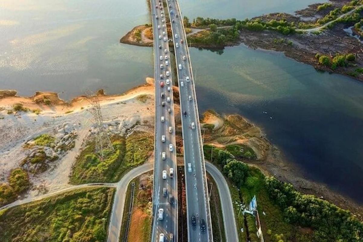 μια πανοραμική άποψη μιας γέφυρας με αυτοκίνητα πάνω της