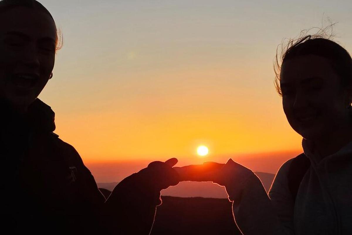 due persone in piedi davanti a un tramonto