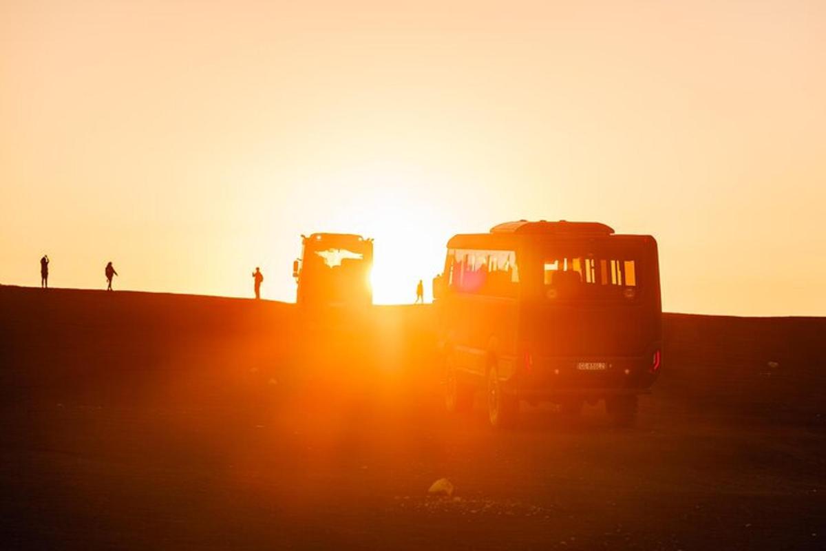 mokyklinis autobusas dykumoje saulėlydžio metu