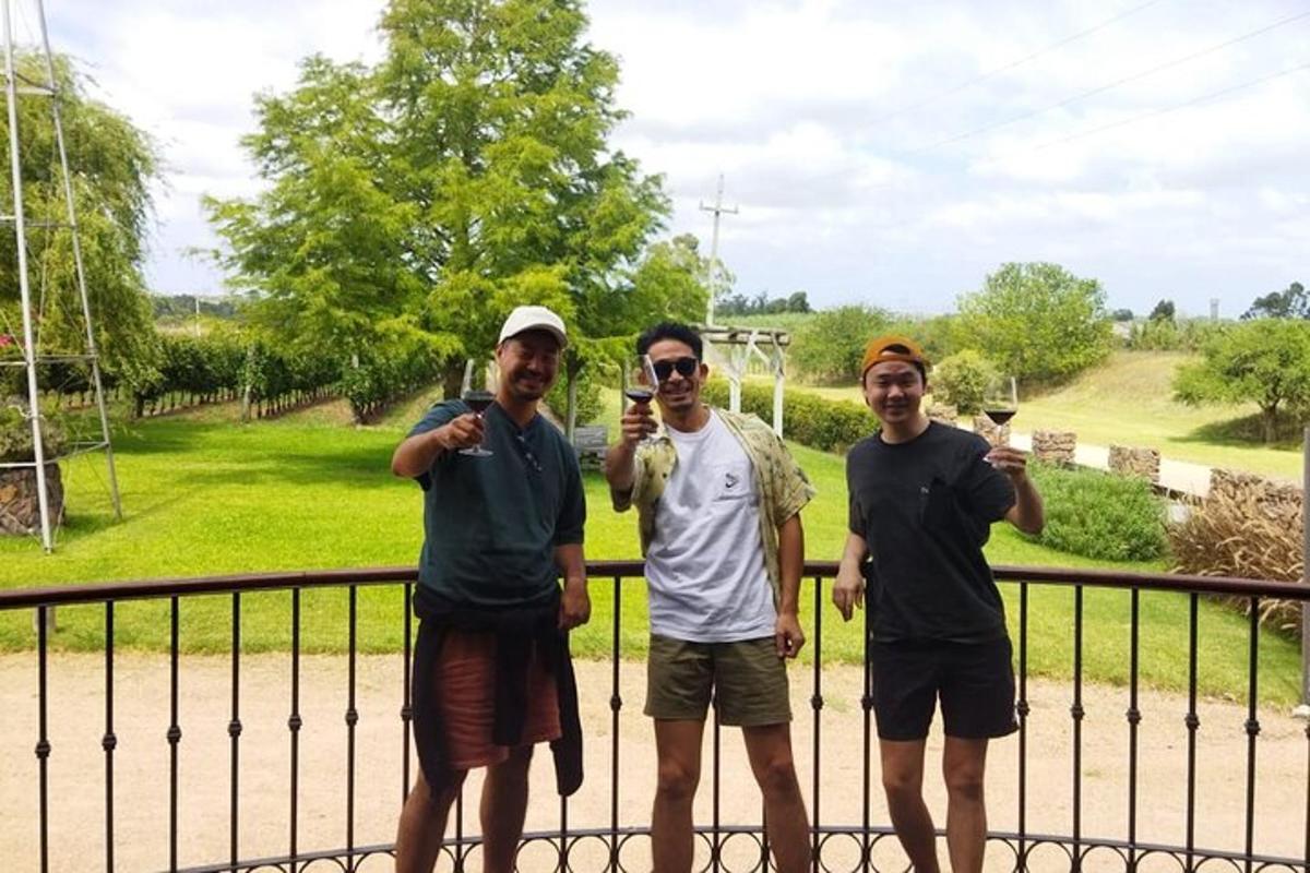 um grupo de três homens em pé ao lado de uma cerca