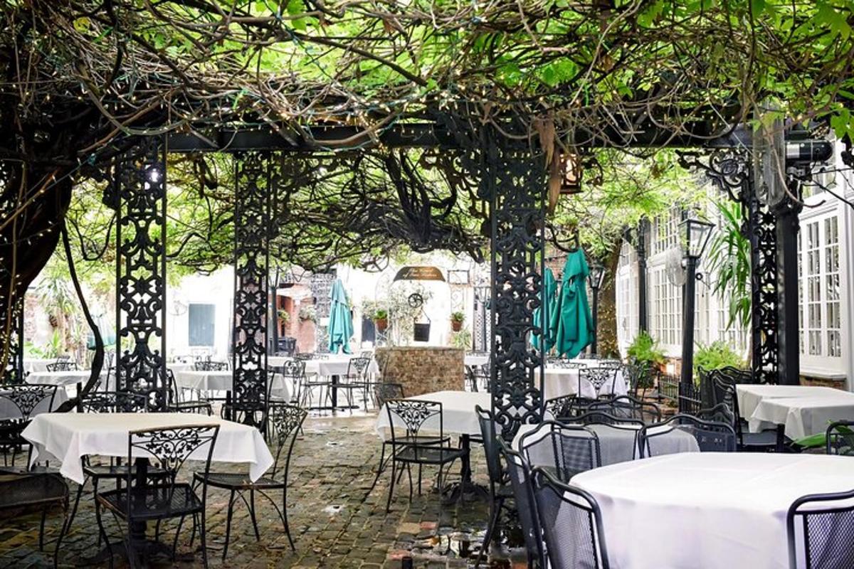 Un comedor al aire libre con mesas y sillas.