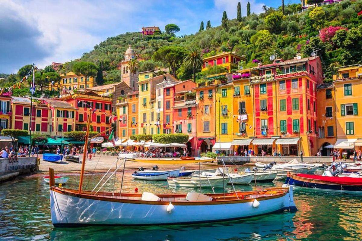 un gruppo di barche in uno specchio d'acqua con edifici