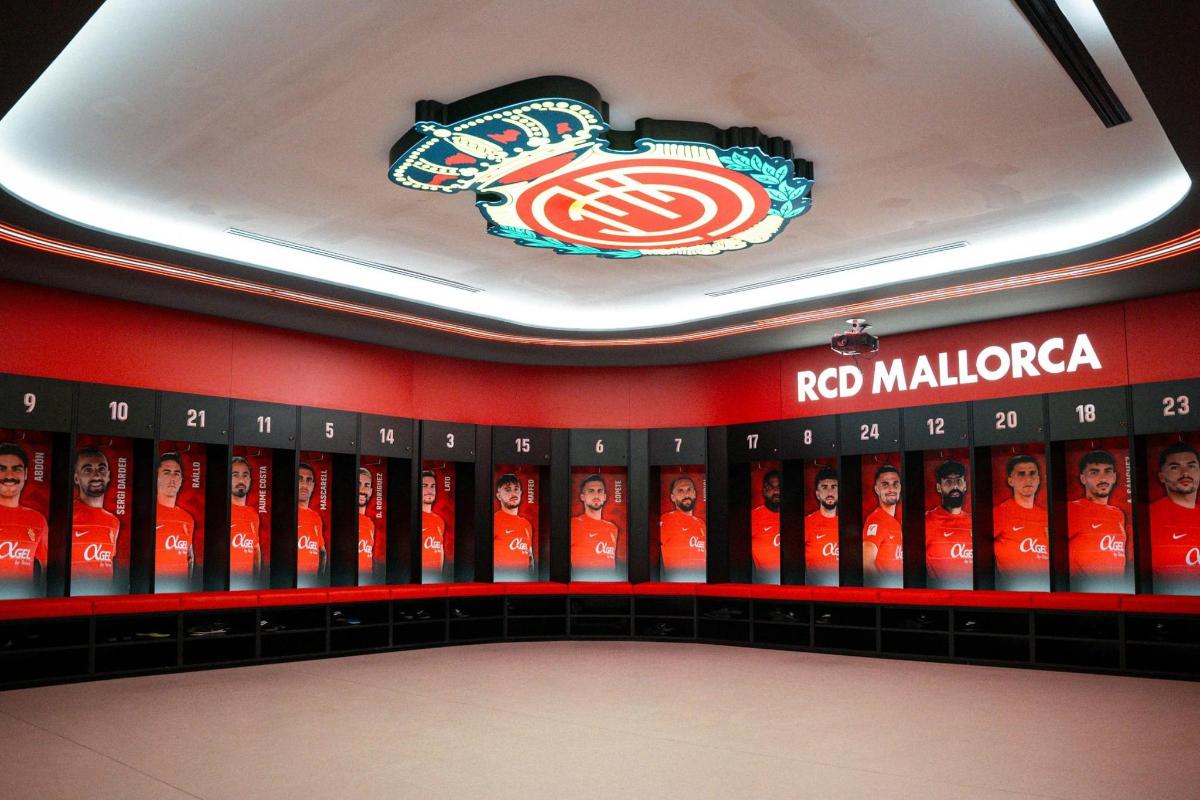 uno spogliatoio dell'Arsenal con il logo dell'Arsenal sul muro