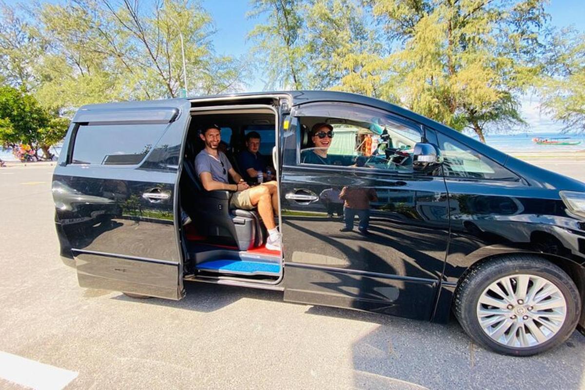 Un grupo de personas sentadas en la parte trasera de una camioneta negra.