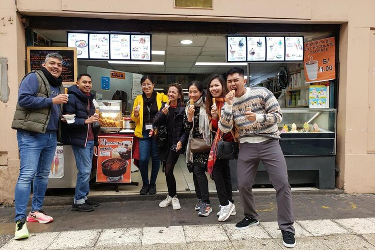 un gruppo di persone in piedi davanti a un negozio