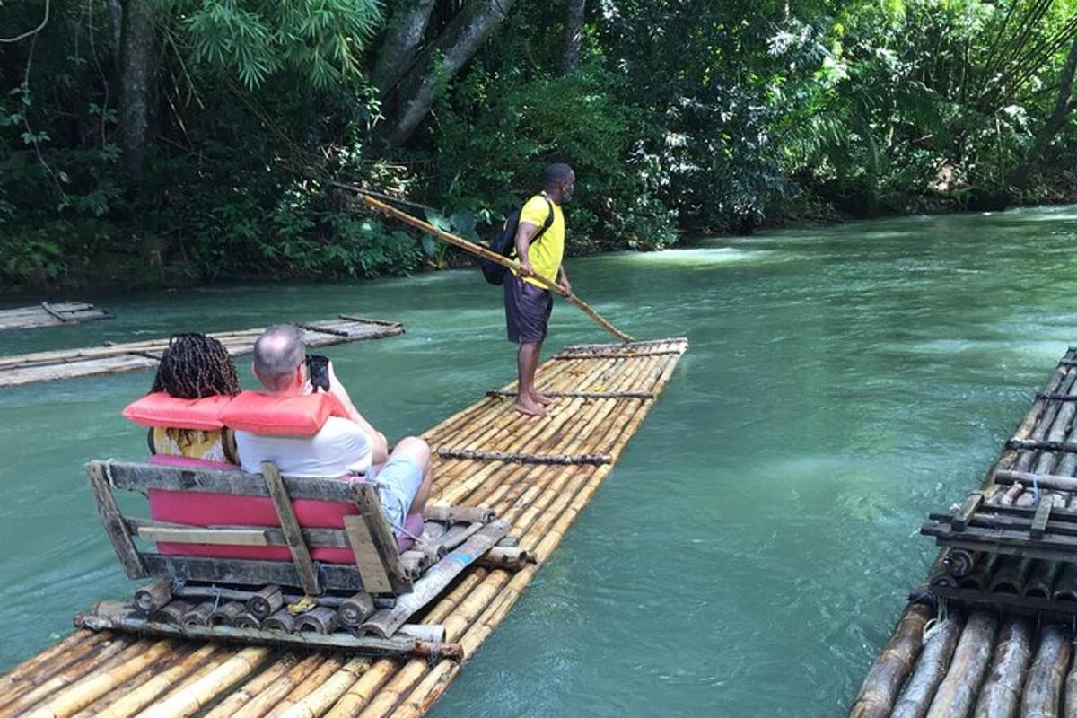 isang grupo ng mga tao sa isang balsa sa isang ilog