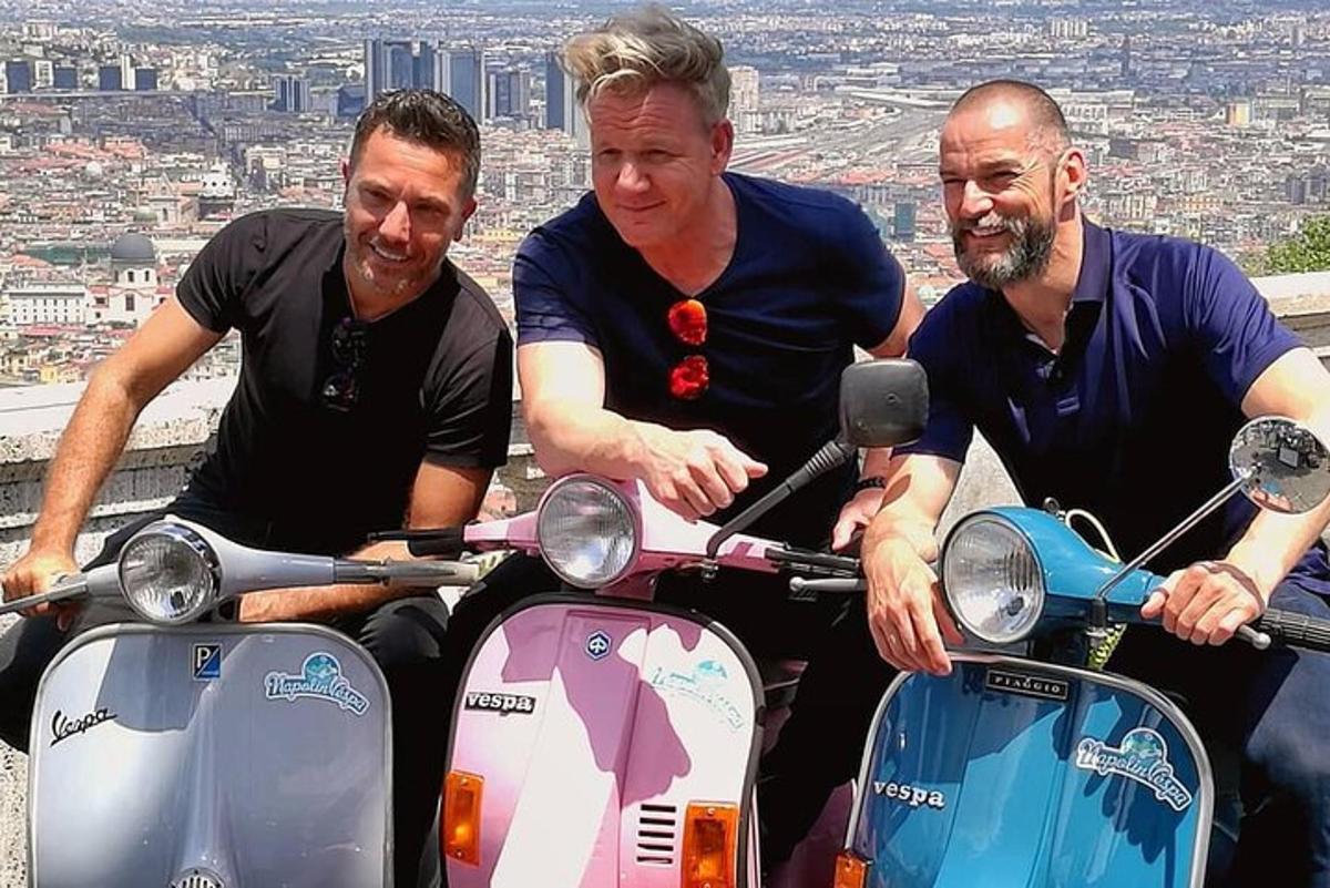 Un grupo de tres hombres sentados en scooters