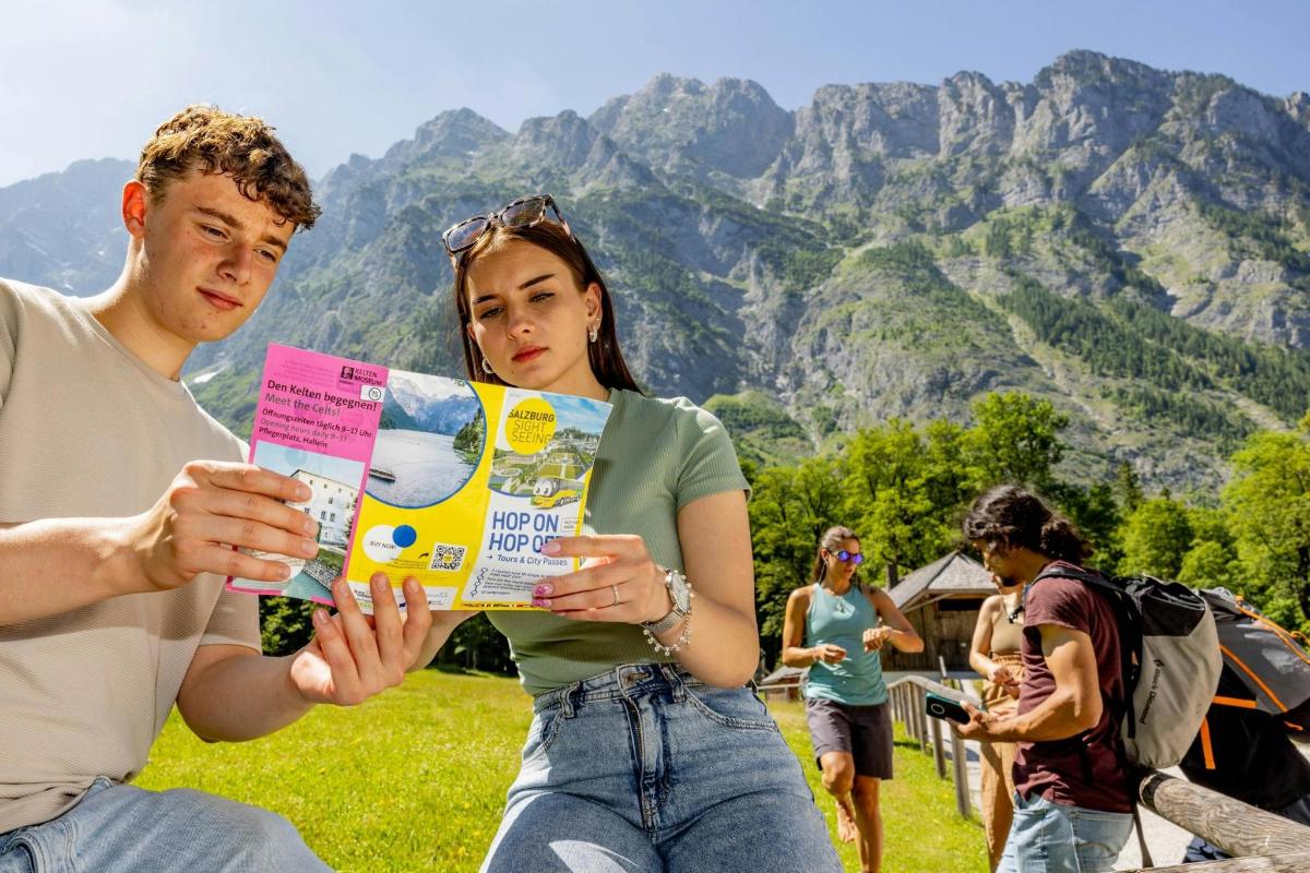 egy férfi és egy nő magazint nézeget
