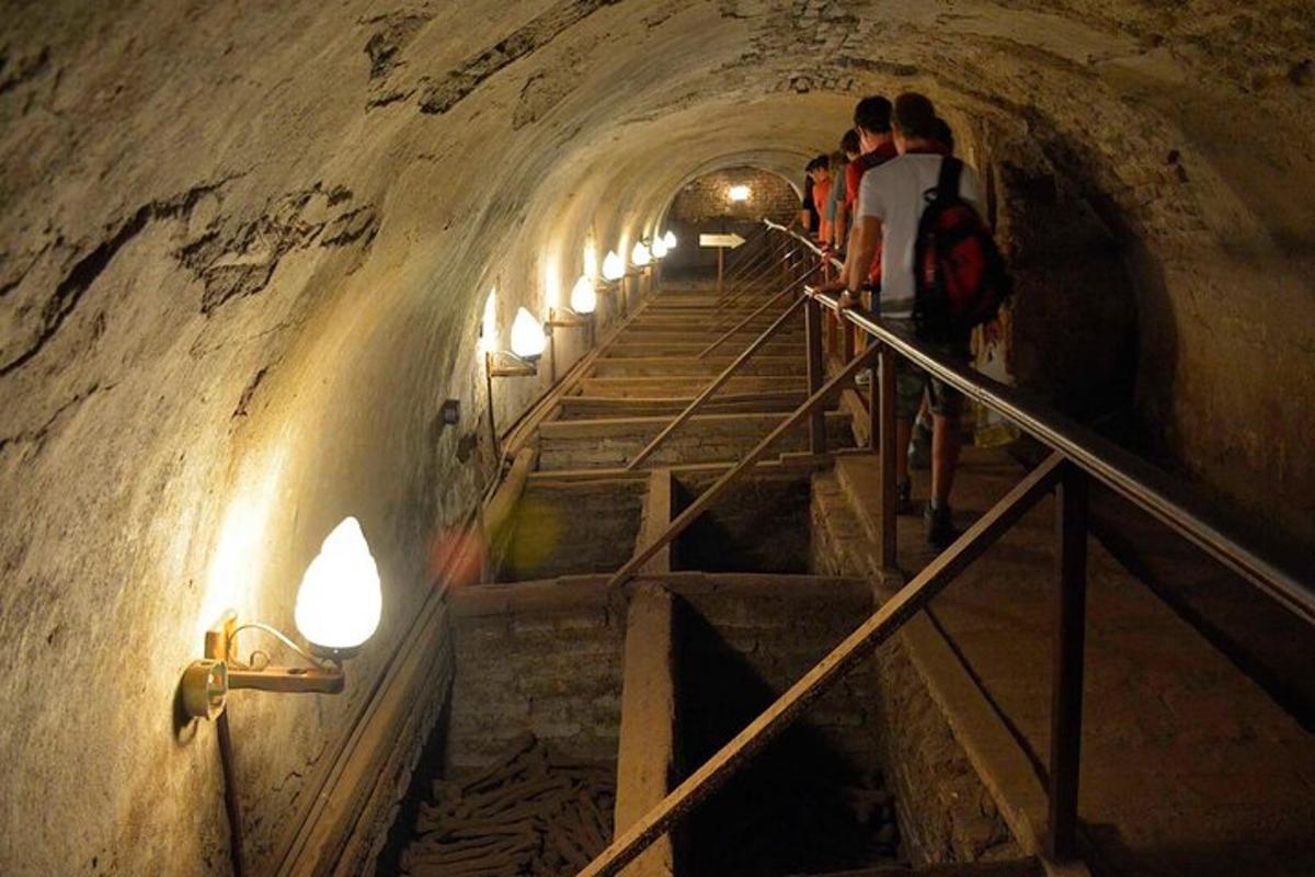 un gruppo di persone che scende le scale in un tunnel