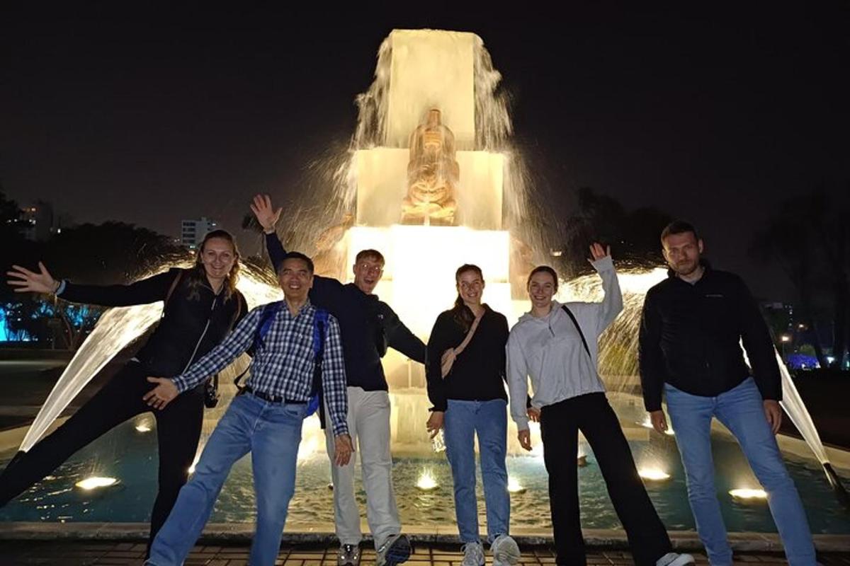 grupa ljudi stoji ispred fontane