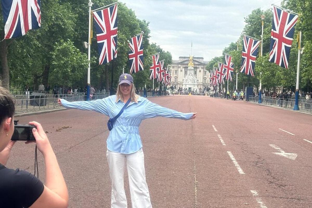 o femeie care stă pe o stradă cu steaguri britanice