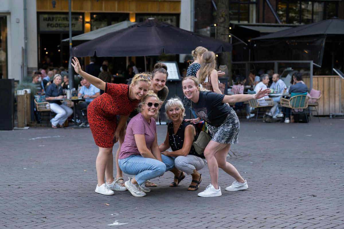 Un grupo de personas posando para una foto en una calle.