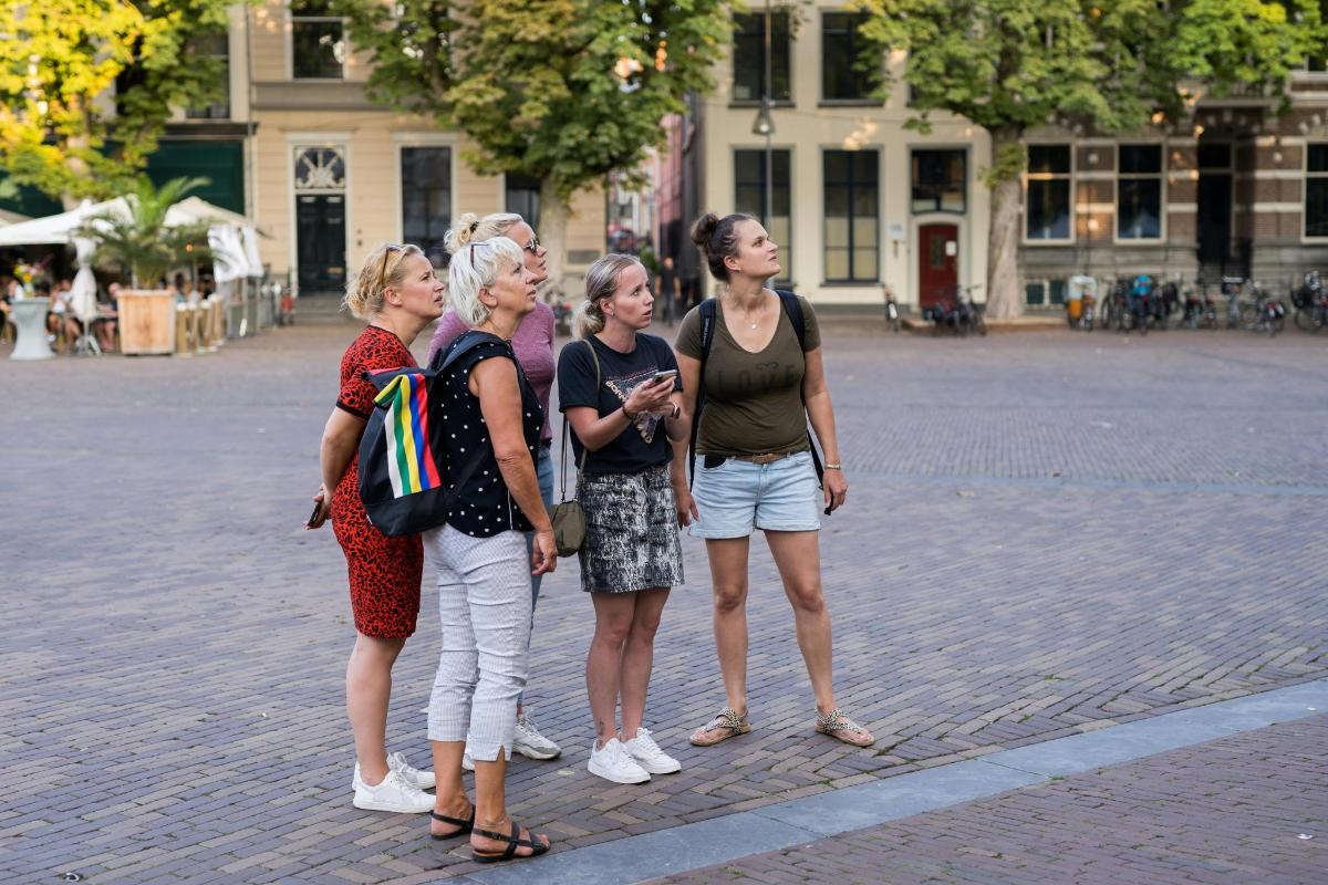 egy csoport nő együtt áll az utcán