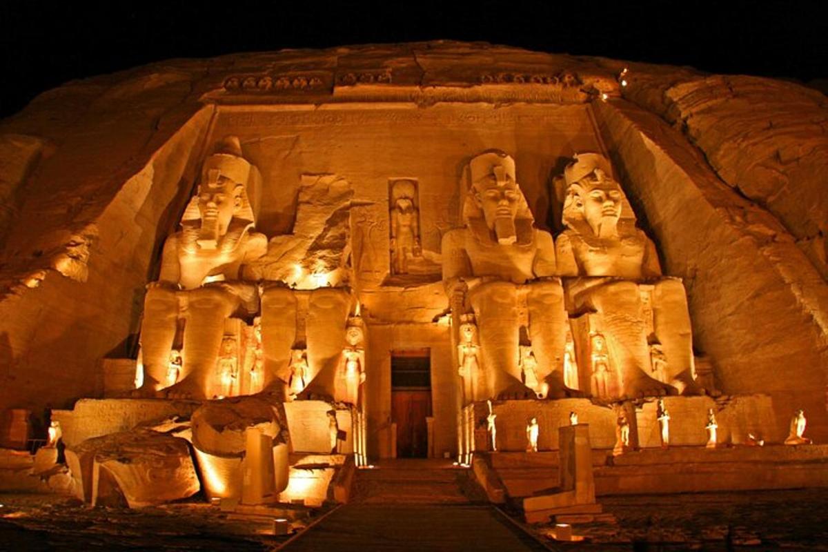 una mostra del tempio di Abu Simbel di notte