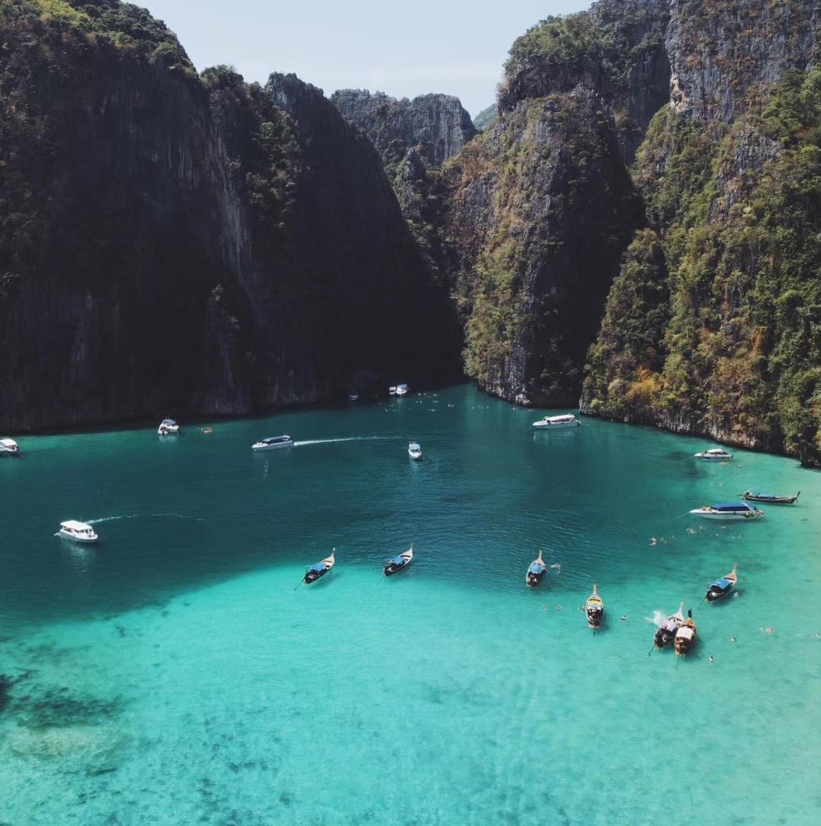 un gruppo di barche in un grande specchio d'acqua