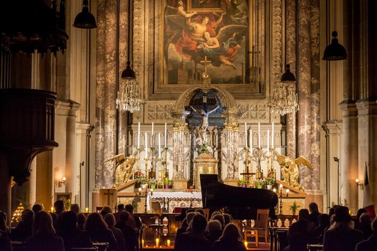 un gruppo di persone sedute in una stanza di una chiesa