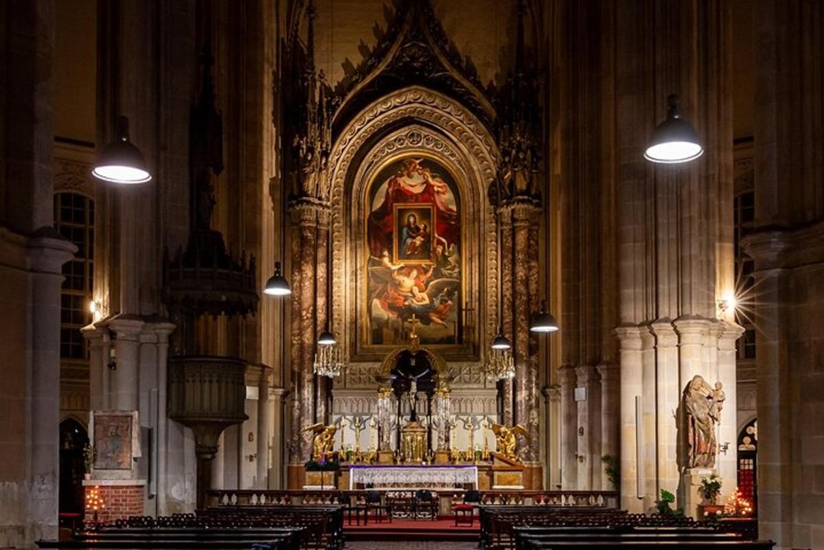 una grande cattedrale con un grande altare al suo interno