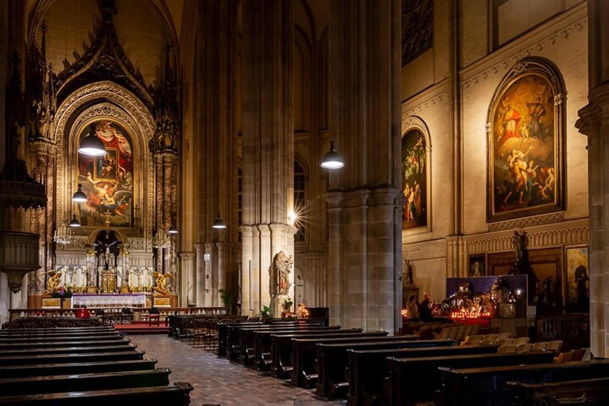 isang malaking katedral na may mga pew sa isang simbahan